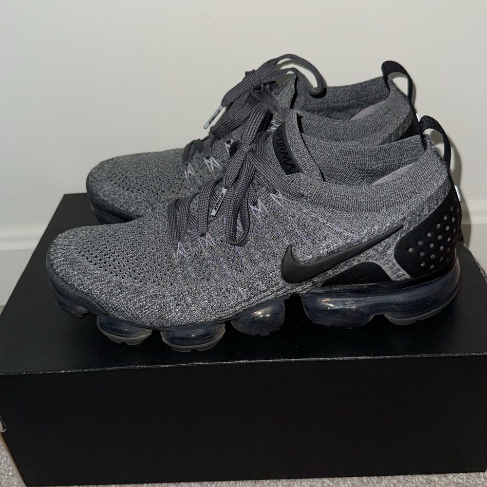 100% Authentic Nike Vapormax Sneakers - Picture 2 of 8